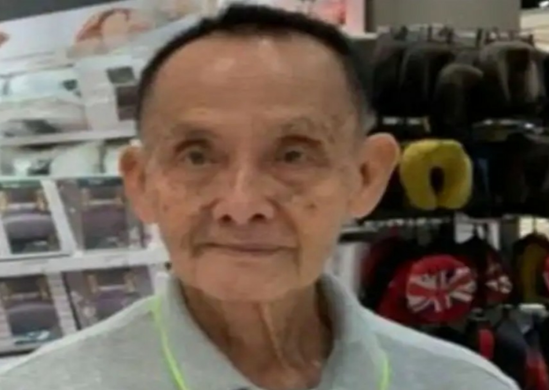 Pracha, pria berusia 81 tahun yang dulunya CEO kini bekerja sebagai sales di mall Foto: dok. Facebook