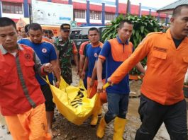 Evakuasi Korban Meninggal Dunia akibat Banjir di Tapteng. (Foto : ist.)