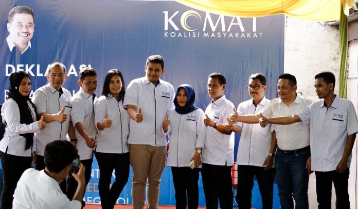 IMG-20200112-WA0046 Bobby Nasution (lima dari kiri) menghadiri acara Koalisi Masyarakat (Komat) Medan yang mendeklarasikan untuk mendukung Bobby Nasution menjadi Walikota Medan, Minggu (12/1/2020) di Jalan Pelita VI Ujung Medan Perjuangan.