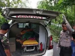 Polisi saat mengevakuasi ZD menggunakan mobil Ambulance ke Puskesmas. (Foto: Tagar/Dok. Polisi)