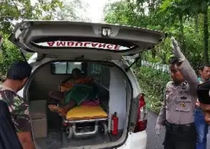 20200203_075400_0000 Polisi saat mengevakuasi ZD menggunakan mobil Ambulance ke Puskesmas. (Foto: Tagar/Dok. Polisi)