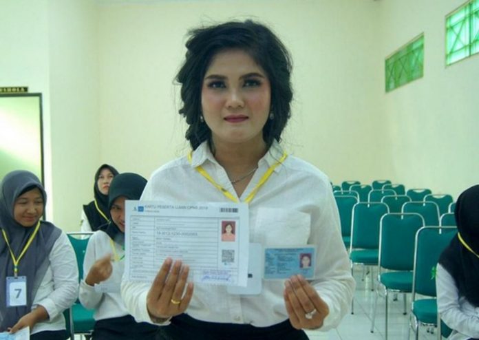 Meri Triana 'kabur' dari resepsi pernikahannya demi tes CPNS. (Foto: dok. kemenag.go.i)