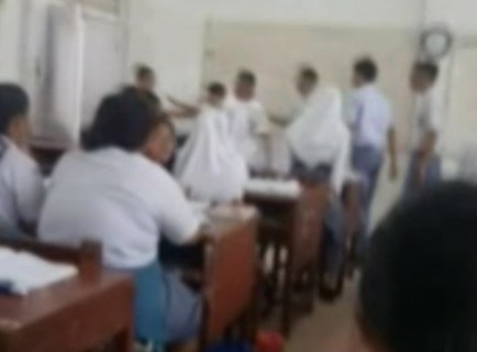 (foto : tangkapan layar video pemukulan guru. ist)