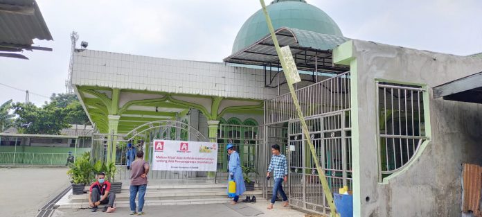 Cegah penyebaran virus corona, Alfamidi bersama Lazismu melakukan penyemprotan disinfektan di Masjid Nurul Iman, Jl. SM. Raja Medan