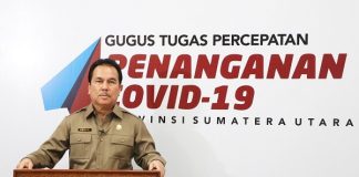 Medan Siapkan Tempat Pemakaman Khusus Kasus Covid-19 Kepala Dinas Kesehatan Kota Medan Edwin Effendi saat memberikan keterangan, terkait kondisi wabah Covid-19 di Media Center, Kantor Gubernur Sumut, Jalan Diponegoro No.30, Kota Medan, Selasa (31/03/2020) (Foto : Biro Humas dan Keprotokolan Setdaprovsu Sumut/ Tarmizi Khusairi)