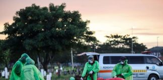 Ilustrasi petugas sedang memakamkan jenazah (Foto: Garry Lotulung/Kompas.com)