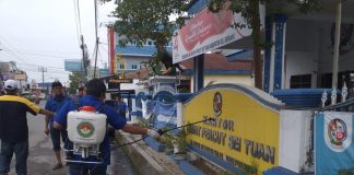 Komunitas Jurnalis dan Masyarakat (KJM) bersama Generasi Muda Khonghucu Sumatera Utara (Gemaku Sumut) melakukan penyemprotan disinfektan