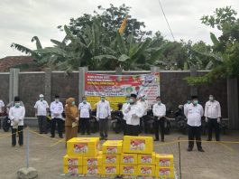 Tony Eka Chandra yang juga Ketua Komisi IV DPRD Provinsi Lampung memberikan bantuan 248 pcs. APD ke tenaga medis Se-Kabupaten Lampung Selatan (foto: ist)