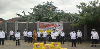 Tony Eka Chandra yang juga Ketua Komisi IV DPRD Provinsi Lampung memberikan bantuan 248 pcs. APD ke tenaga medis Se-Kabupaten Lampung Selatan (foto: ist)