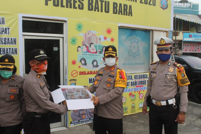Kapolres Batubara AKBP  Ikhwan Lubis SH,MH bagikan takjil kepada personilnya