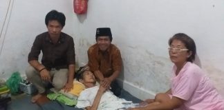 Komunitas Jurnalis dan Masyarakat memberikan batuan kepada warga yang sedang sakit