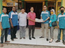 Foto: Pengurus DPK KNPI Medan Baru memberikan hand Sanitizer ke Kecamatan Medan Baru untuk dibagi-bagikan ke masyarakat