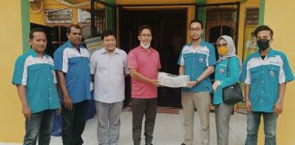 Foto: Pengurus DPK KNPI Medan Baru memberikan hand Sanitizer ke Kecamatan Medan Baru untuk dibagi-bagikan ke masyarakat