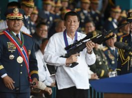 Presiden Filipina Rodrigo Duterte (baju putih)