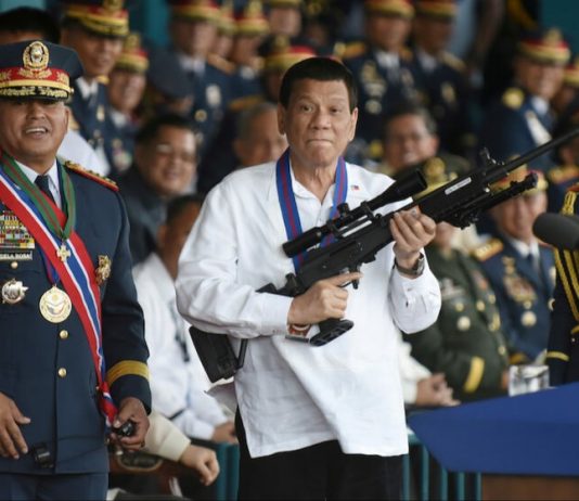 Presiden Filipina Rodrigo Duterte (baju putih)