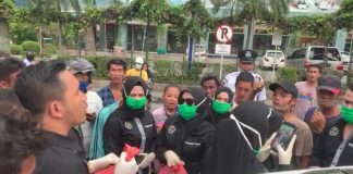 Komunitas Peduli Anak Panti atau KOPAP memberikan paket sembako ke supir angkot di Jl. MT Haryono Depan Medan Mall