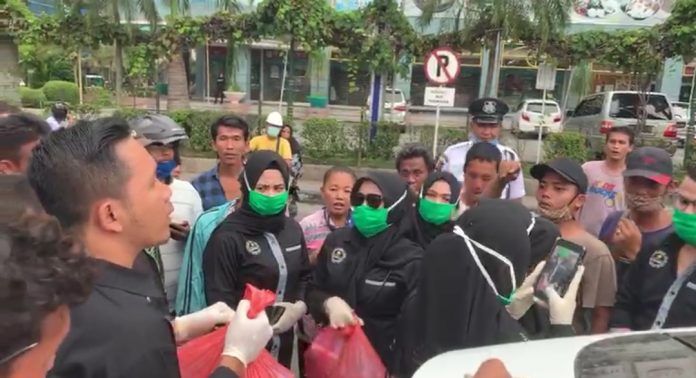 Komunitas Peduli Anak Panti atau KOPAP memberikan paket sembako ke supir angkot di Jl. MT Haryono Depan Medan Mall