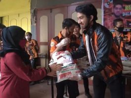 Foto: Ketua Pemuda Pancasila Ranting Sei Kambing B Muhammad Arief, SE bagikan paket sembako kepada warga