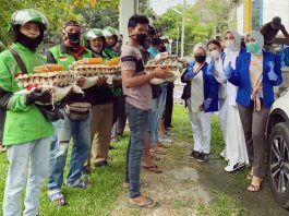 Ikatan Wanita Pengusaha Indonesia (IWAPI) Kota Medan bagikan paket sembako kepada masyarakat