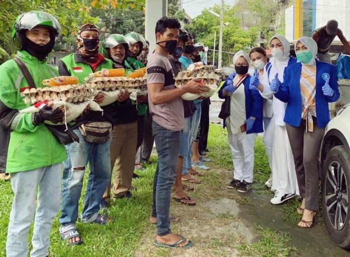 Ikatan Wanita Pengusaha Indonesia (IWAPI) Kota Medan bagikan paket sembako kepada masyarakat