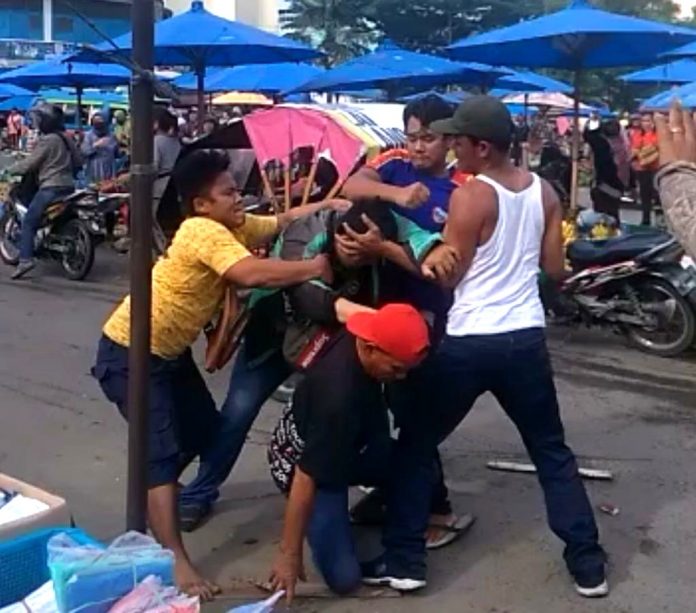 Foto: tangkap layar video pemukulan ojol di medan