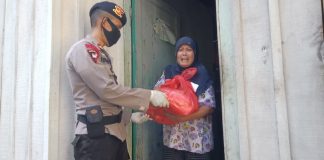 Giat Jumat Barokah, Sat Brimob Polda Sumut Bagikan Sembako Kepada Warga yang Terdampak Pandemik Covid-19 Salah seorang warga merasa terharu saat mendapatkan bantuan dari personel Sat Brimob Polda Sumut. (Foto: istimewa)