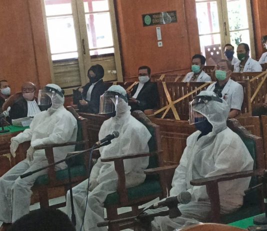 Saat jalani sidang pakai APD, tiga terdakwa kasus pembunuhan Hakim Jamaludin di Pengadilan Negeri Medan (Foto: istimewa)