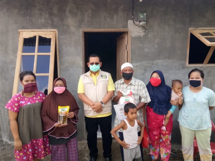 Ketua Dewan Pembina Komunitas Sedekah Jumat (KSJ) AKBP Ikhwan Lubis SH. MH bersama Abdi Lubis beserta keluarga (Foto: istimewa)