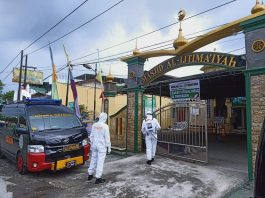 personel Subden KBR Sat Brimob Polda Sumut melakukan penyemprotan di Masjid Al-Ijtimaiyah Jl. letda Sudjono Medan