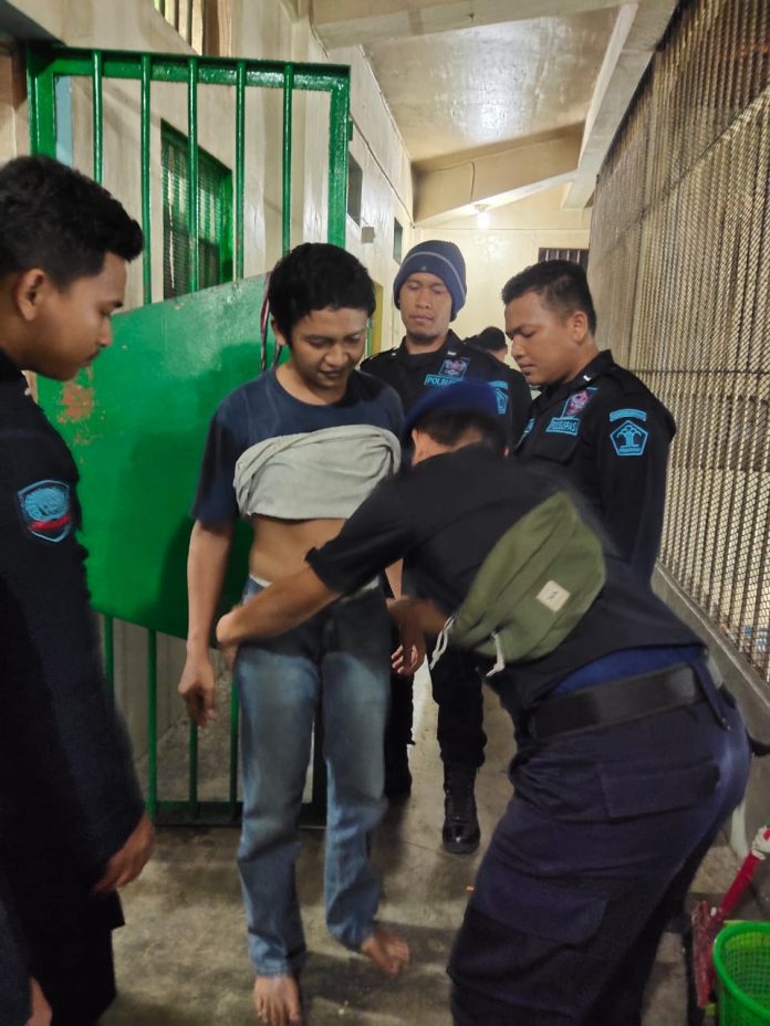 Foto: Petugas lapas narkotika Siantar lakukan razia kepada warga binaan