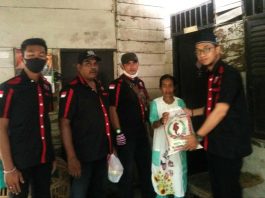 DPD Angkatan Muda Sisingamangaraja XII (AMS XII) Kota Medan memberikan paket sembako kepada warga