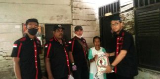 DPD Angkatan Muda Sisingamangaraja XII (AMS XII) Kota Medan memberikan paket sembako kepada warga