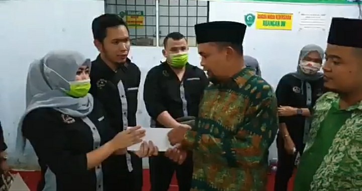 Ketua KOPAP Desi Wulandari berikan santunan kepada panti asuhan Al Washliyah Kota Binjai