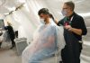 Salon buka saat pandemi, tukang cukur tularkan Corona ke pelanggan. (Foto ilustrasi: AP Photo/Kathy Willens)