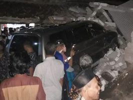 Mobil Isuzu Panther bernopol L 1476 GK yang dikemudikan oknum kepolisian, Iptu SY menghantam rumah warga di Desa Bangunrejo