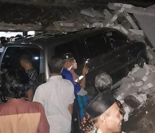 Mobil Isuzu Panther bernopol L 1476 GK yang dikemudikan oknum kepolisian, Iptu SY menghantam rumah warga di Desa Bangunrejo