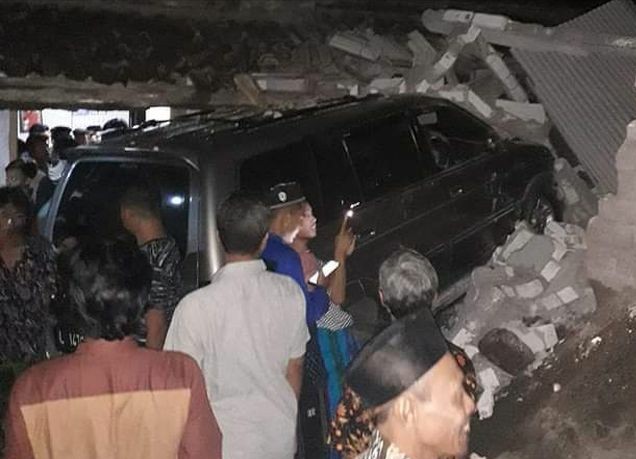 Mobil Isuzu Panther bernopol L 1476 GK yang dikemudikan oknum kepolisian, Iptu SY menghantam rumah warga di Desa Bangunrejo