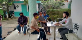 Ketua Fraksi Golkar DPRD Medan, M Rizki Lubis (baju putih) menerima pengaduan warga Medan Johor di kediamannya