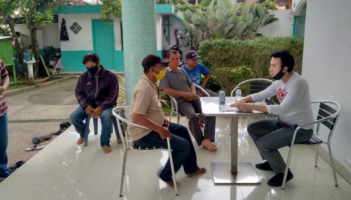 Ketua Fraksi Golkar DPRD Medan, M Rizki Lubis (baju putih) menerima pengaduan warga Medan Johor di kediamannya