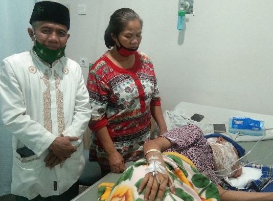 Penasehat AMS XII, Ustadz Martono saat mengunjungi Romes Sitinjak di RSU Murni Teguh Medan, Kamis (27/8/2020).