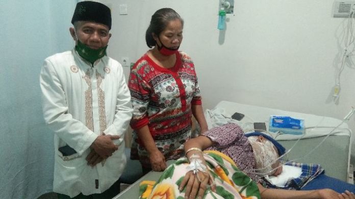 Penasehat AMS XII, Ustadz Martono saat mengunjungi Romes Sitinjak di RSU Murni Teguh Medan, Kamis (27/8/2020).