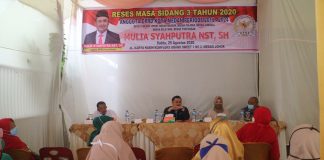 Warga Medan Johor Mengadu ke Mulia Nasution Kesulitan Biaya Internet Belajar Online Anggota DPRD Medan, Muliah Syahputra Nasution (tengah) saat melaksanakan reses masa sidang III tahun 2020 di Jalan Karya Kasih, Kecamatan Medan Johor, Sabtu (29/8/2020).