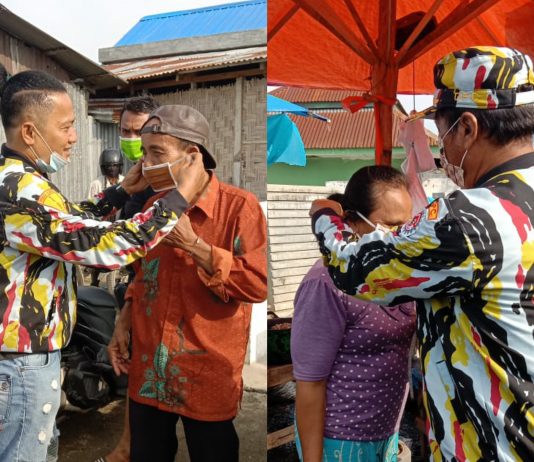 Ketua DPC PKN Deli Serdang Tumpal Sijabat terlihat memakaikan masker terhadap salah satu pedagang di TPI Pantai Labu, Sabtu (12/6/2021)