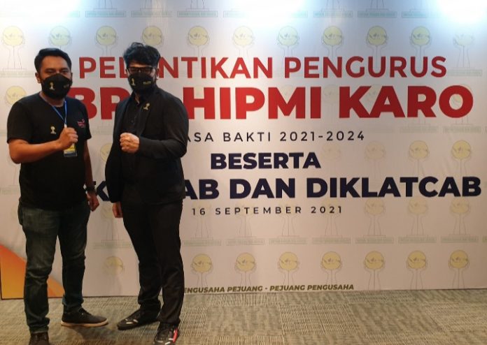 Ketua Umum HIPMI Karo Petra Sebayang (kanan) berfoto bersama Ketua Bidang Kemaritiman, Pertanian, Kehutanan dan Lingkungan Pray Siagian (kiri)