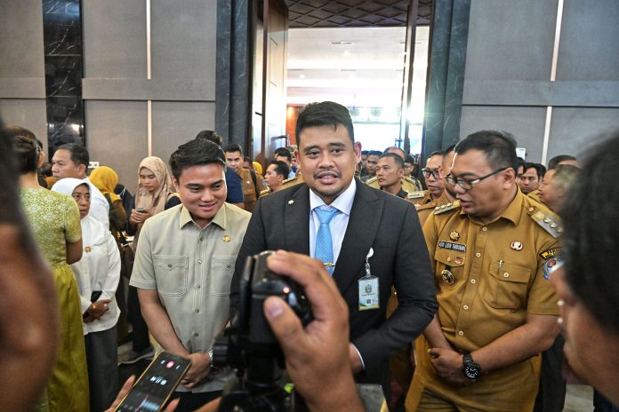 Gubsu Launching UHC 01 Gubernur Sumatera Utara (Sumut) Bobby Nasution meluncurkan Universal Health Coverage (UHC) Prioritas, Program Berobat Gratis (Probis) Sumut Berkah, di Graha Bhineka Perkasa Jaya, Lubukpakam, Deliserdang, Senin (29/9/2025). Diskominfo Sumut / YT Hariono