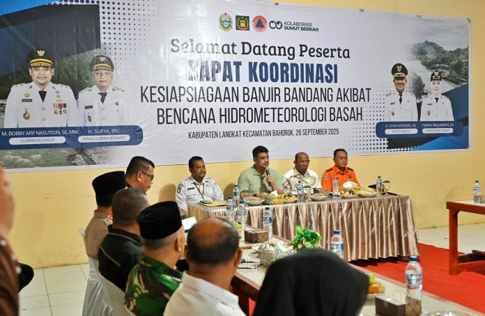 Gubernur Sumatera Utara (Sumut) Bobby Afif Nasution mengikuti Rapat Koordinasi (Rakor) Kesiapsiagaan Banjir Bandang Akibat Bencana Hidrometeorologi Basah melalui zoom meeting bersama Kepala BMKG RI Dwikorita Karnawati di Kantor Camat Bahorok, Kabupaten Langkat, Jumat (26/9/2025). (Foto : Dinas Komunikasi dan Informatika Prov. Sumut / Munawar Harahap)