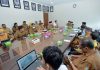 Sekretaris Daerah Provinsi Sumatera Utara (Sumut) Togap Simangunsong memimpin rapat tindak lanjut revitalisasi Sekolah Rakyat di Kota Padangsidimpuan yang berlangsung di Ruang Rapat Sekretaris Daerah Provinsi Sumut, Kantor Gubernur Sumut Jalan Diponegoro 30, Kota Medan, Senin (15/9). (Foto : Alexander AP Siahaan/Diskominfo Provsu)