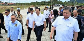 Gubernur Sumut Bobby Nasution menghadiri kunjungan lapangan Ketua Dewan Ekonomi Nasional, Luhut Binsar Panjaitan bersama Menko Pangan RI Zulkifli Hasan, Menko Perekonomian RI Airlangga Hartarto dan Menteri Kehutanan Raja Juli Antoni di Taman Sains Teknologi Herbal dan Holtikultura (TSTH2), Kecamatan Pollung, Kabupaten Humbang Hasundutan, Jum'at (19/9/2025). (Foto : Dinas Komunikasi dan Informatika Provinsi Sumut / Imam Syahputra)
