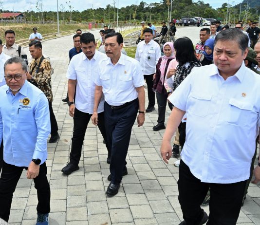 Gubernur Sumut Bobby Nasution menghadiri kunjungan lapangan Ketua Dewan Ekonomi Nasional, Luhut Binsar Panjaitan bersama Menko Pangan RI Zulkifli Hasan, Menko Perekonomian RI Airlangga Hartarto dan Menteri Kehutanan Raja Juli Antoni di Taman Sains Teknologi Herbal dan Holtikultura (TSTH2), Kecamatan Pollung, Kabupaten Humbang Hasundutan, Jum'at (19/9/2025). (Foto : Dinas Komunikasi dan Informatika Provinsi Sumut / Imam Syahputra)