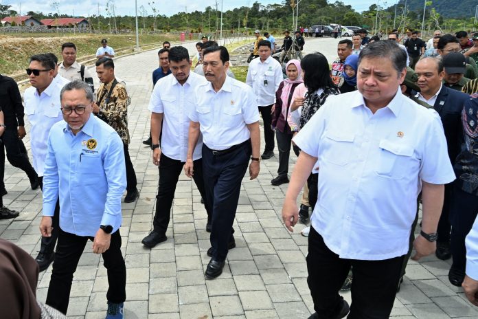 Gubernur Sumut Bobby Nasution menghadiri kunjungan lapangan Ketua Dewan Ekonomi Nasional, Luhut Binsar Panjaitan bersama Menko Pangan RI Zulkifli Hasan, Menko Perekonomian RI Airlangga Hartarto dan Menteri Kehutanan Raja Juli Antoni di Taman Sains Teknologi Herbal dan Holtikultura (TSTH2), Kecamatan Pollung, Kabupaten Humbang Hasundutan, Jum'at (19/9/2025). (Foto : Dinas Komunikasi dan Informatika Provinsi Sumut / Imam Syahputra)